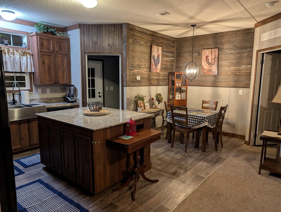 Charming Farmhouse Retreat with Animal Encounters - Melrose