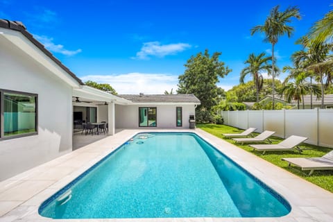Monthly or Daiy Stay: 4BD w/ a private pool & BBQ
