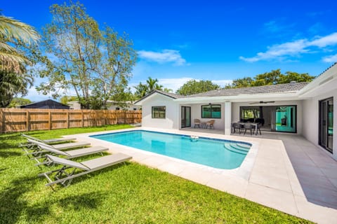 Monthly or Daiy Stay: 4BD w/ a private pool & BBQ