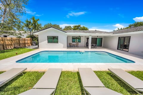 Monthly or Daiy Stay: 4BD w/ a private pool & BBQ