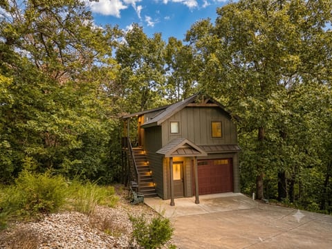 Treetop Sanctuary: Lake, Kayaks, Sauna & Trails