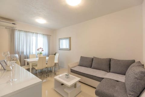 Apartments and Room Tattoo - Unit 375261-13