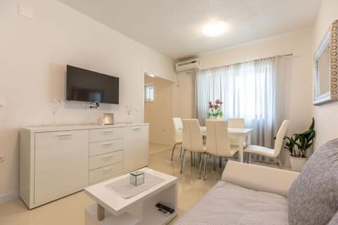 Apartments and Room Tattoo - Unit 375261-13