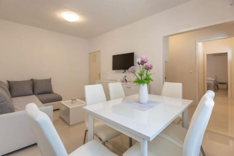 Apartments and Room Tattoo - Unit 375261-13