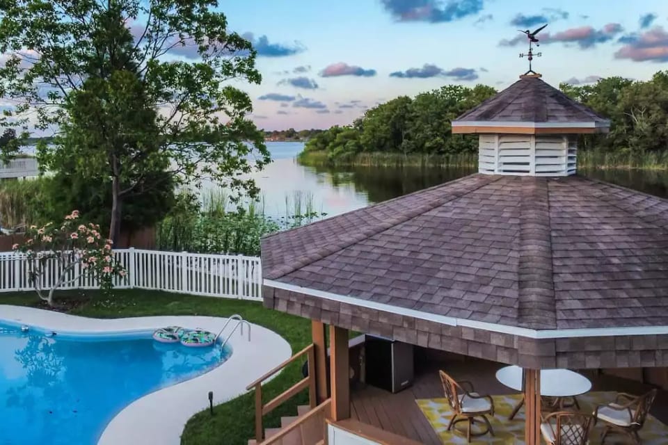 Welcome to the Lakeside Retreat -This tranquil estate awaits!
