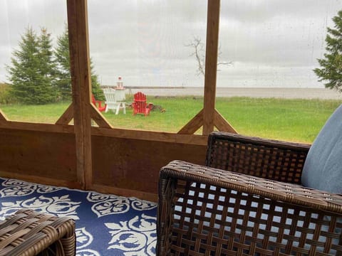 Private beachfront house / Chalet sur plage privée