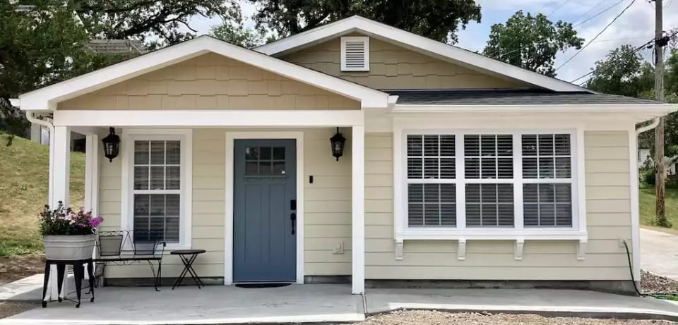 Welcome to The Louisville Cottage!