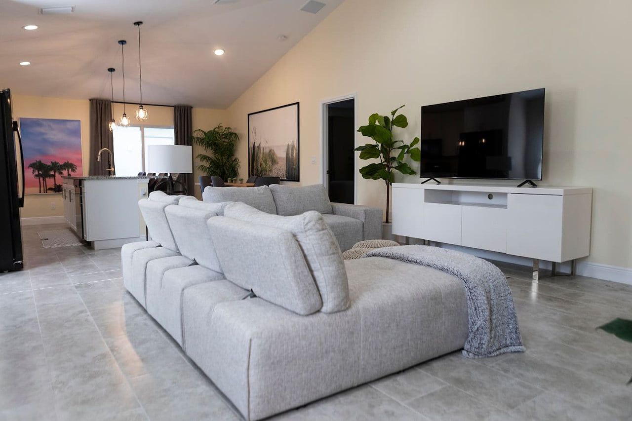 Palm Beach Getaway 3 BR w/ hot tub & mini golf mins from PBI airport, beaches, & shopping
