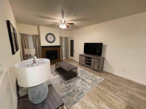 Cozy Condo Near Med Center| NRG Stadium| Rail line