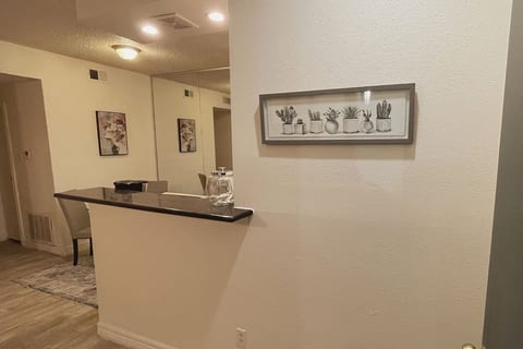 Cozy Condo Near Med Center| NRG Stadium| Rail line