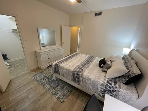 Cozy Condo Near Med Center| NRG Stadium| Rail line