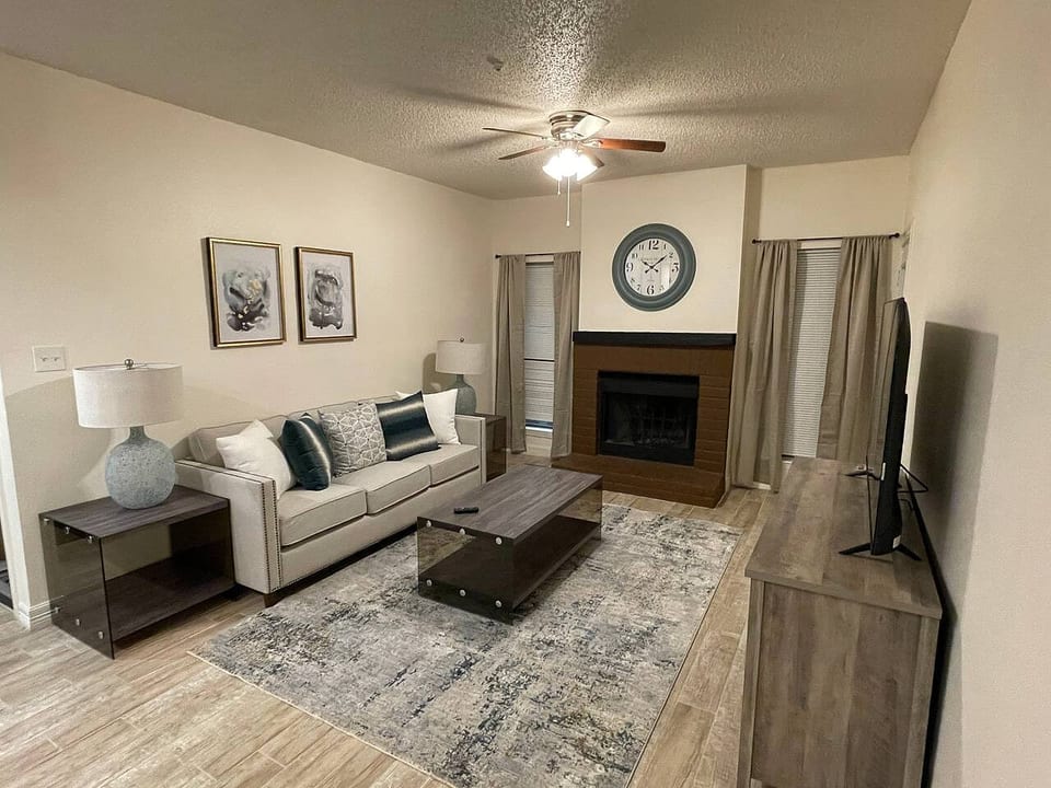 Cozy Condo Near Med Center| NRG Stadium| Rail line - Houston