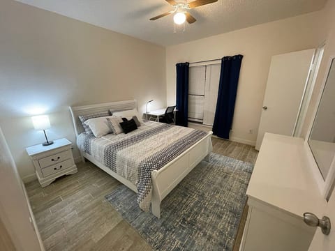 Cozy Condo Near Med Center| NRG Stadium| Rail line