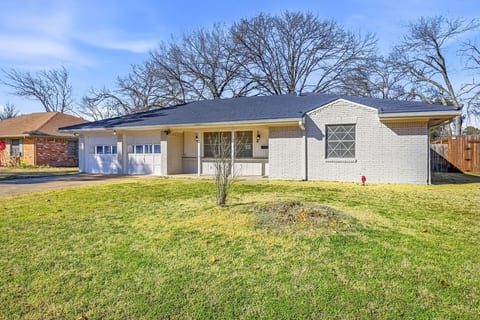 Funky Haus mins from DFW airport near Six Flags and AT&T stadium with Game & Movie rooms