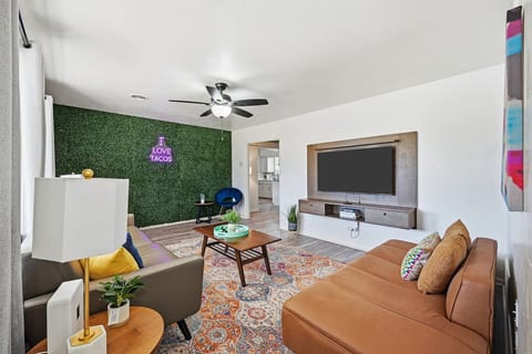 Funky Haus mins from DFW airport near Six Flags and AT&T stadium with Game & Movie rooms
