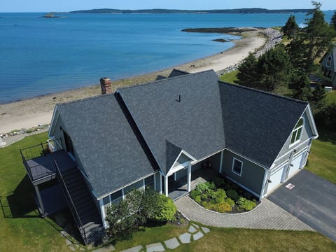 Sea Duck Cottage Oceanfront, Private Beach Access, Modern, WIFI, roomy, bright