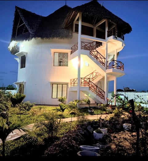 Archie’Es Villa at Night