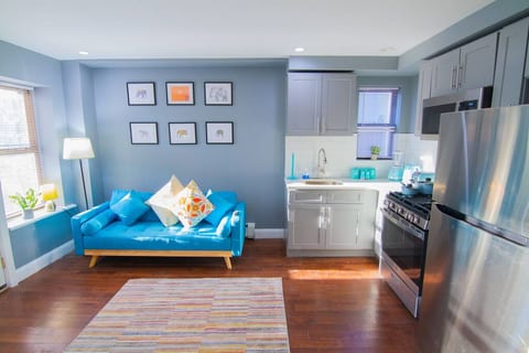 Beautiful 1BR with Private Balcony 5mins to Trains