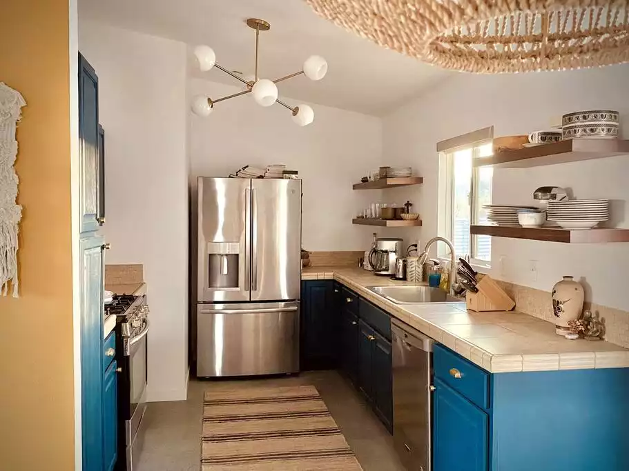 Modern cozy kitchen stocked with all the essentials: Coffee, tea, gas oven, dishwasher, microwave. - The Filmmakers House - Joshua Tree