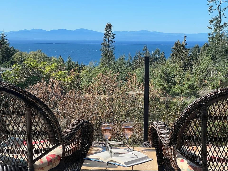 Beautiful Ocean & Sunset View Cottage, AC, Hot tub - Bowen Island