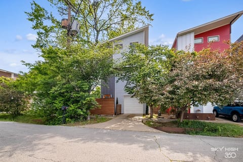 Quiet, tree‑lined neighborhood with modern homes and plenty of privacy. A peaceful spot that still keeps you close to campus, downtown, and Razorback fun.