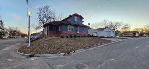 Welcome to this cozy two-story house in a friendly neighborhood,  just minutes from downtown La Crosse, local parks, and the river. Inside, you’ll find everything you need for a relaxing stay. This simple and clean space makes a great home base.
