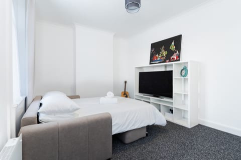 Centrally Located Flat - Sleeps 4 (King + Sofabed)