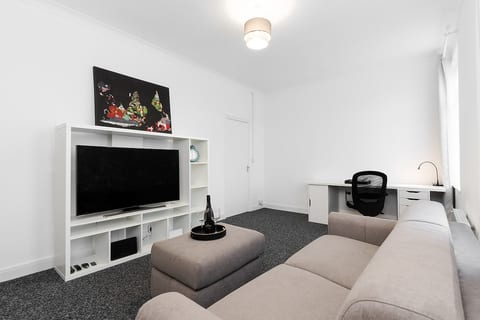 Centrally Located Flat - Sleeps 4 (King + Sofabed) image 1