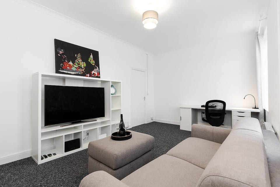 Centrally Located Flat - Sleeps 4 (King + Sofabed) image 1