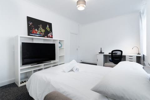 Centrally Located Flat - Sleeps 4 (King + Sofabed)
