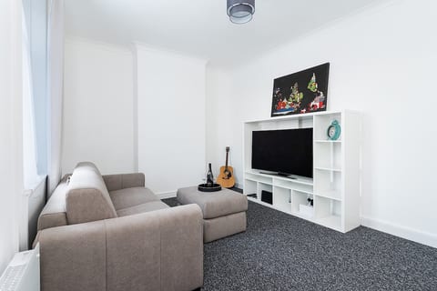 Centrally Located Flat - Sleeps 4 (King + Sofabed)