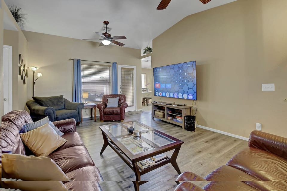 Pet-Friendly 4B Vegas Rental Sleep 8 Families, Groups, Welcome! - Las Vegas