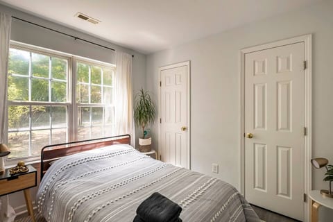 Peaceful Home, Steps to Downtown