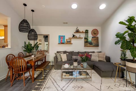 Peaceful Home, Steps to Downtown