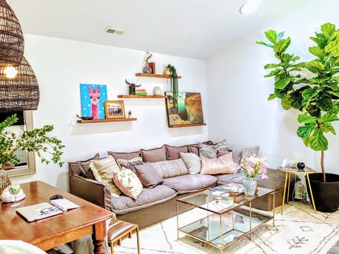 Peaceful Home, Steps to Downtown