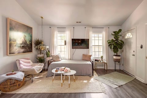 Peaceful Home, Steps to Downtown