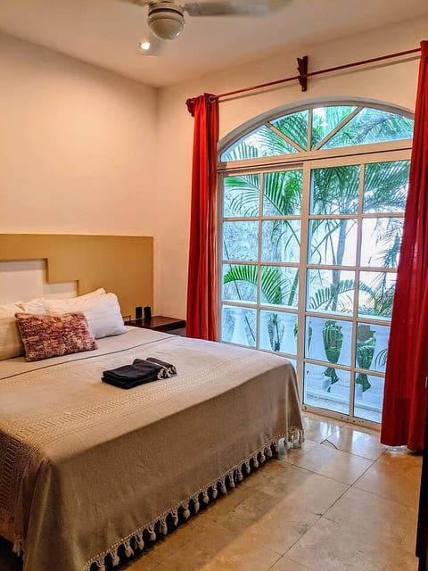 25 Guests 1 min walk to Beach + Quinta Ave Pool