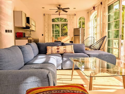 25 Guests 1 min walk to Beach + Quinta Ave Pool