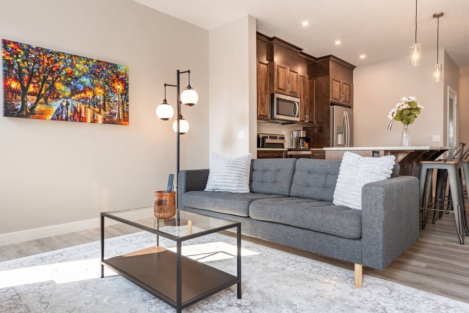 Green Bay Stay - Calgary North West Short Term Rental - 3BR, AC, Garage, Backyard, Self Check-in, Professionally Cleaned - Calgary