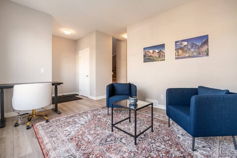 Green Bay Stay - Calgary North West Short Term Rental - 3BR, AC, Garage, Backyard, Self Check-in, Professionally Cleaned
