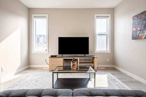 Green Bay Nest - Calgary North West Short Term Rental - 2BR, AC, Garage, Backyard, Self Checking