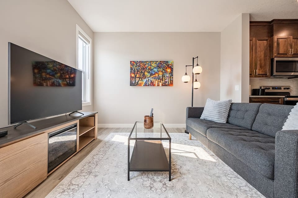 Green Bay Nest - Calgary North West Short Term Rental - 2BR, AC, Garage, Backyard, Self Checking - Calgary