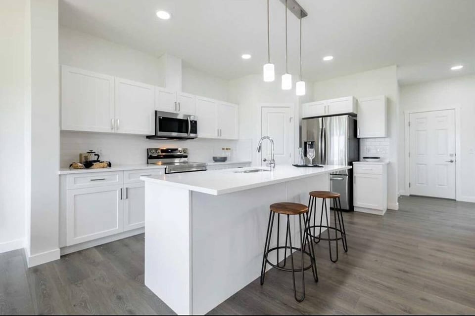 Heartland Stays - Cochrane Short Term Rental - Brand New 3 Bed Room Cozy Home with AC, Garage, BBQ - Cochrane