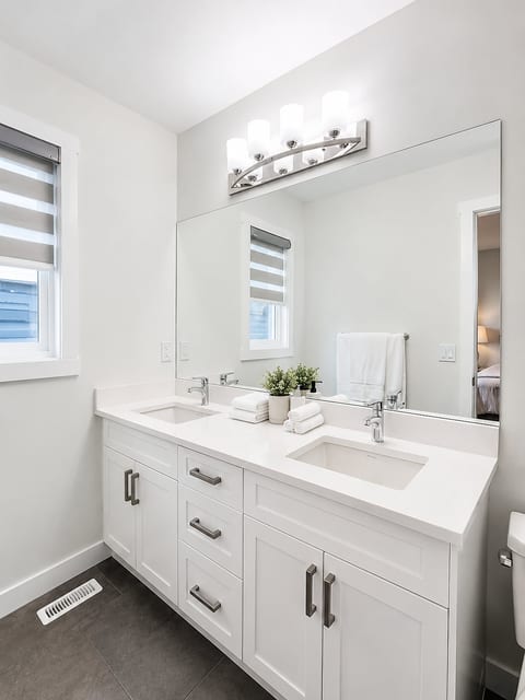 Heartland Stays - Cochrane Short Term Rental - Brand New 3 Bed Room Cozy Home with AC, Garage, BBQ