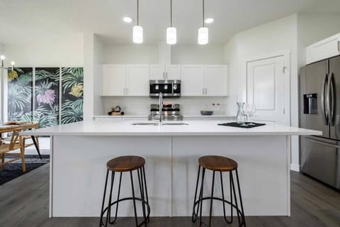 Heartland Nest - Cochrane Short Term rental - Brand New 2BR house with Garage, AC, BBQ