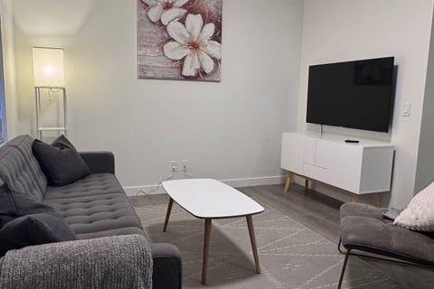 Heartland Nest - Cochrane Short Term rental - Brand New 2BR house with Garage, AC, BBQ