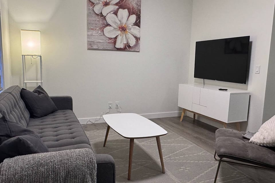 Heartland Nest - Cochrane Short Term rental - Brand New 2BR house with Garage, AC, BBQ - Cochrane