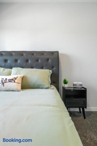 The Emerald - Calgary North West Short Term Rental - 3BR with King Beds, Banff Pass, AC - Calgary