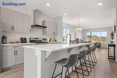 The Emerald - Calgary North West Short Term Rental - 3BR with King Beds, Banff Pass, AC