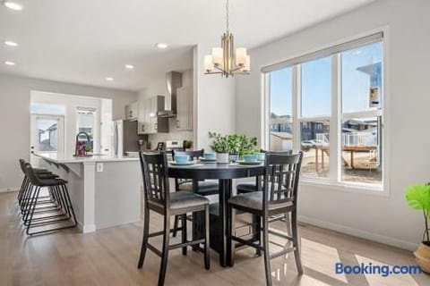 The Emerald - Calgary North West Short Term Rental - 3BR with King Beds, Banff Pass, AC